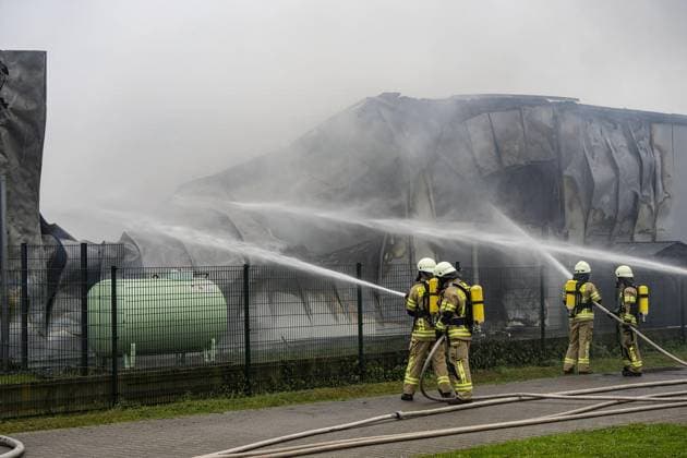 Major fire in the industrial area of Goch FOR EDITORIAL PURPOSES ONLY EDITORIAL USE ONLY p The fire department extinguishes a major fire in Goch on 24 4 2025 The Technik Center Schryvers burns to the ground Germany NRW Goch Copyright ArnulfxStoffel Copyright: ArnulfxStoffel doc80cl8950dtco602jcu5 ,EDITORIAL USE ONLY Copyright: ArnulfxStoffel