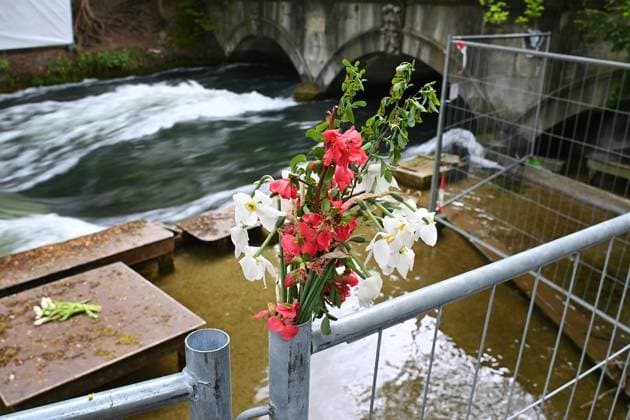 Munichs Eisbach wave closed after surfing accident Sea of flowers, flowers and condolences at the scene of the accident The so-called Eisbach wave next to the Haus der Kunst in Munich is very popular with surfers oÂ and a tourist attraction After a surfer died there, the wave has now been closed and is to be lowered