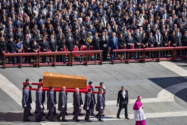 Bilder des Jahres 2025, News 04 April News Themen der Woche KW17 News Bilder des Tages Pope Francis s funeral ceremony in Vatican - 26 Apr 2025 The coffin of Pope Francis enters St. Peter s Square for the funeral service of the pontiff. Over 160 official delegations participated in the funeral ceremony of Bergoglio. Vatican Vatican Copyright: xVincenzoxNuzzolesex xSOPAxImagesx vnuzzolese_2025_04_26_25