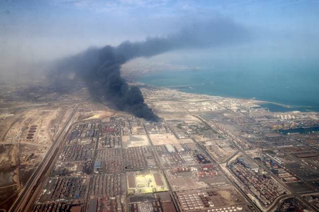 Bilder des Jahres 2025, News 04 April News Themen der Woche KW18 News Bilder des Tages April 28, 2025, Bandar Abbas, Hormozgan, Iran: Thick smoke billows from the site of an explosion at the Shahid Rajaee port dock in Bandar Abbas, Hormozgan province, Iran. President Pezeshkian visited the site on Sunday following the massive explosion, which resulted in the deaths of 28 people and left over 1,000 others injured. Fires continued to burn for more than 24 hours after the blast. Authorities have not yet announced the cause of the explosion. Bandar Abbas Iran - ZUMAi98_ 20250428_zih_i98_001 Copyright: xIranianxPresidencyx