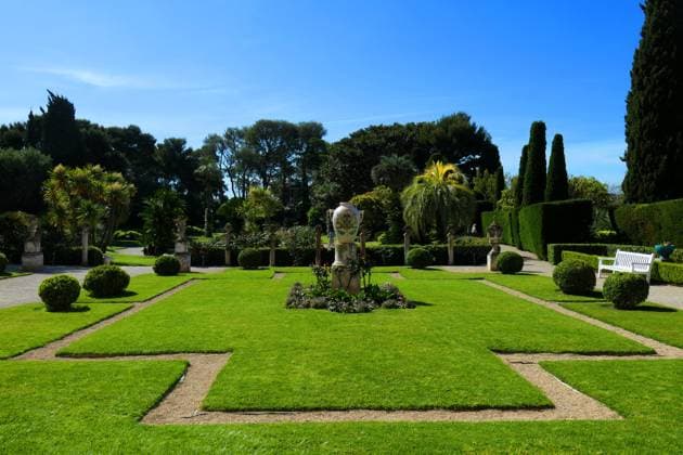 Villa et jardins Ephrussi de Rothschild Sylvestre MAXPPP saint jean cap ferrat France 30 04 2025 villa ephrussi de rothschild, jardin a la française A palace built during the Belle Epoque and its magnificent gardens Located between Nice and Monaco, overlooking the Mediterranean, the Villa Ephrussi de Rothschild is a magnificent palace surrounded by nine themed gardens French garden, Spanish garden, Florentine garden, lapidary garden, Japanese garden, exotic garden, Provencal garden, roseraie Villa et jardins Ephrussi de Rothschild Saint Jean Cap Ferrat France April 30 2025 A villa built during the Belle Epoque and its magnificent gardens Located between Nice and Monaco, overlooking the Mediterranean, the Villa Ephrussi de Rothschild is a m Copyright: xMAXPPPxSylvestrex SYL202504306127 SYL202504306127