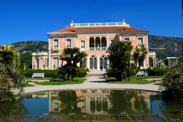 Villa et jardins Ephrussi de Rothschild Sylvestre MAXPPP saint jean cap ferrat France 30 04 2025 villa ephrussi de rotjschild A palace built during the Belle Epoque and its magnificent gardens Located between Nice and Monaco, overlooking the Mediterranean, the Villa Ephrussi de Rothschild is a magnificent palace surrounded by nine themed gardens French garden, Spanish garden, Florentine garden, lapidary garden, Japanese garden, exotic garden, Provencal garden, roseraie Villa et jardins Ephrussi de Rothschild Saint Jean Cap Ferrat France April 30 2025 A villa built during the Belle Epoque and its magnificent gardens Located between Nice and Monaco, overlooking the Mediterranean, the Villa Ephrussi de Rothschild is a magnificent palace surro Copyright: xMAXPPPxSylvestrex SYL202504306140 SYL202504306140