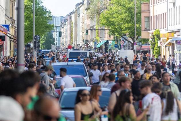Rave against the fence Thousands celebrate in and around Görlitzer Park The 1st of May in Kreuzberg around Görlitzer Park and in the park itself was characterized by celebration and protest According to initial police estimates, more than 5000 people came toget