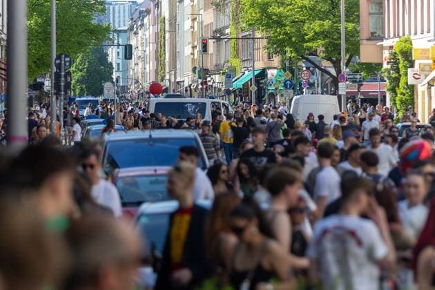 Rave against the fence Thousands celebrate in and around Görlitzer Park The 1st of May in Kreuzberg around Görlitzer Park and in the park itself was characterized by celebration and protest According to initial police estimates, more than 5000 people came toget