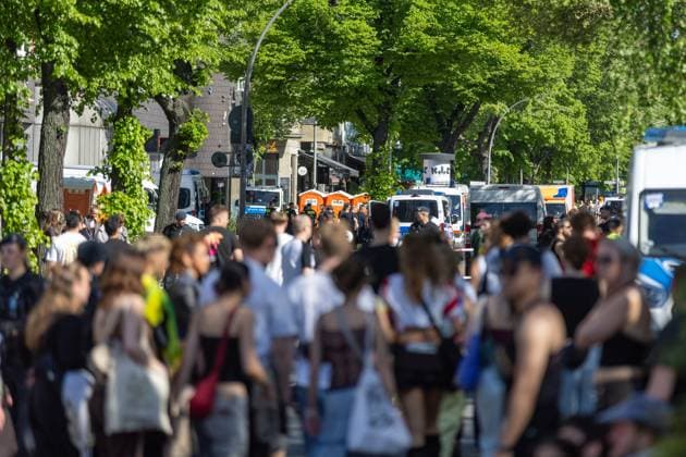 Rave against the fence Thousands celebrate in and around Görlitzer Park The 1st of May in Kreuzberg around Görlitzer Park and in the park itself was characterized by celebration and protest According to initial police estimates, more than 5000 people came toget