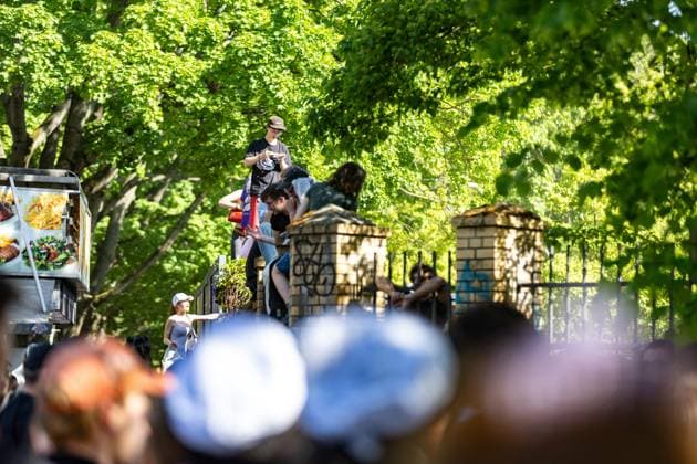 Rave against the fence Thousands celebrate in and around Görlitzer Park The 1st of May in Kreuzberg around Görlitzer Park and in the park itself was characterized by celebration and protest According to initial police estimates, more than 5000 people came toget