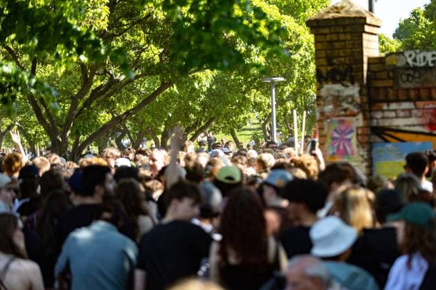 Rave against the fence Thousands celebrate in and around Görlitzer Park The 1st of May in Kreuzberg around Görlitzer Park and in the park itself was characterized by celebration and protest According to initial police estimates, more than 5000 people came toget