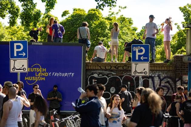 Rave against the fence Thousands celebrate in and around Görlitzer Park The 1st of May in Kreuzberg around Görlitzer Park and in the park itself was characterized by celebration and protest According to initial police estimates, more than 5000 people came toget