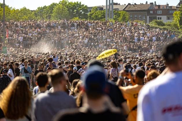Rave against the fence Thousands celebrate in and around Görlitzer Park The 1st of May in Kreuzberg around Görlitzer Park and in the park itself was characterized by celebration and protest According to initial police estimates, more than 5000 people came toget