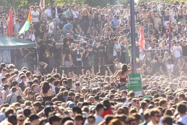 Rave against the fence Thousands celebrate in and around Görlitzer Park The 1st of May in Kreuzberg around Görlitzer Park and in the park itself was characterized by celebration and protest According to initial police estimates, more than 5000 people came toget