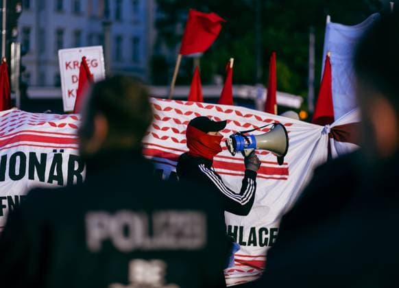 Revolutionary demonstration in Kreuzberg and Neukölln proceeds peacefully The traditional revolutionary demonstration on May 1 in Kreuzberg and Neukölln, in which numerous people took part, did not lead to any significant riots The police, who were present with a large contingent,