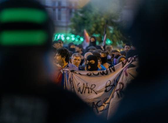 Revolutionary demonstration in Kreuzberg and Neukölln proceeds peacefully The traditional revolutionary demonstration on May 1 in Kreuzberg and Neukölln, in which numerous people took part, did not lead to any significant riots The police, who were present with a large contingent,