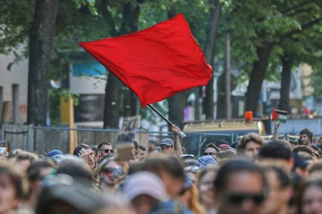 Berlin, Germany, 01 05 2025 Kreuzberg and Neukölln Revolutionary May Day demonstration Left-wing demonstrators march along Urbanstraße and show the red flag Copyright: xdtsxNachrichtenagenturx dts_65316