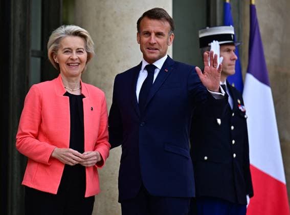 Frances President Emmanuel Macron welcomes European Commission President Ursula von der Leyen R before a working lunch at the Elysée in Paris Frances President Emmanuel Macron welcomes European Commission President Ursula von der Leyen R before a working lunch at the Elysée in Paris Frances President Emmanuel Macron welcomes European Commission President Ursula von der Leyen R before a working lunch at the Elysée in Paris Frances President Emmanuel Macron welcomes European Commission President Ursula von der Leyen, before a working lunch at the Elysée presidential palace in Paris on May 5, 2025 Christian Liewig Bestimage France s President Emmanuel Macron L welcomes European Commission President Ursula von der Leyen R before a working lunc  Copyright: xChristianxLiewigx xBestimagexChristianxLiewigx xBestimagex
