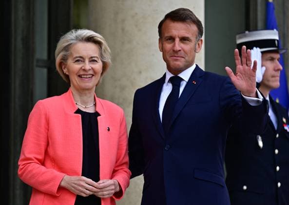 Frances President Emmanuel Macron welcomes European Commission President Ursula von der Leyen R before a working lunch at the Elysée in Paris Frances President Emmanuel Macron welcomes European Commission President Ursula von der Leyen R before a working lunch at the Elysée in Paris Frances President Emmanuel Macron welcomes European Commission President Ursula von der Leyen R before a working lunch at the Elysée in Paris Frances President Emmanuel Macron welcomes European Commission President Ursula von der Leyen, before a working lunch at the Elysée presidential palace in Paris on May 5, 2025 Christian Liewig Bestimage France s President Emmanuel Macron L welcomes European Commission President Ursula von der Leyen R before a working lunc  Copyright: xChristianxLiewigx xBestimagexChristianxLiewigx xBestimagex