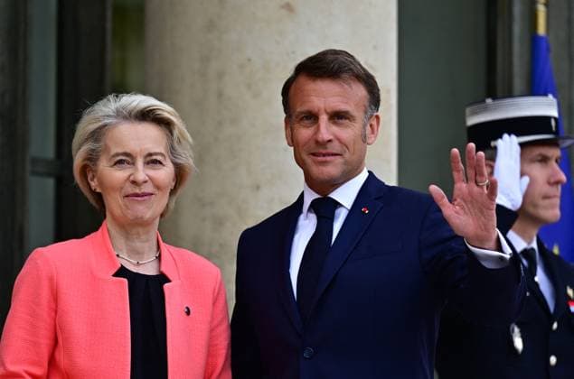 Frances President Emmanuel Macron welcomes European Commission President Ursula von der Leyen R before a working lunch at the Elysée in Paris Frances President Emmanuel Macron welcomes European Commission President Ursula von der Leyen R before a working lunch at the Elysée in Paris Frances President Emmanuel Macron welcomes European Commission President Ursula von der Leyen R before a working lunch at the Elysée in Paris Frances President Emmanuel Macron welcomes European Commission President Ursula von der Leyen, before a working lunch at the Elysée presidential palace in Paris on May 5, 2025 Christian Liewig Bestimage France s President Emmanuel Macron L welcomes European Commission President Ursula von der Leyen R before a working lunc  Copyright: xChristianxLiewigx xBestimagexChristianxLiewigx xBestimagex
