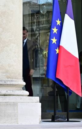 Frances President Emmanuel Macron welcomes European Commission President Ursula von der Leyen R before a working lunch at the Elysée in Paris Frances President Emmanuel Macron welcomes European Commission President Ursula von der Leyen R before a working lunch at the Elysée in Paris Frances President Emmanuel Macron welcomes European Commission President Ursula von der Leyen R before a working lunch at the Elysée in Paris Frances President Emmanuel Macron welcomes European Commission President Ursula von der Leyen, before a working lunch at the Elysée presidential palace in Paris on May 5, 2025 Christian Liewig Bestimage France s President Emmanuel Macron L welcomes European Commission President Ursula von der Leyen R before a working lunc  Copyright: xChristianxLiewigx xBestimagexChristianxLiewigx xBestimagex