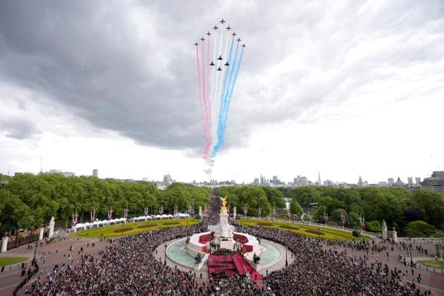 Bilder des Jahres 2025, News 05 Mai News Themen der Woche KW19 News Bilder des Tages The 80th Anniversary of VE Day The military fly past passes over The Mall and Buckingham Palace, central London, at the end of the procession marking the 80th anniversary of VE Day, and in honour of those who served during the Second World War. Aircraft taking part include a Voyager transport, a P8 Poseidon, Typhoon and F-35 fighter jets, along with historic Second World War-era aircraft from the Royal Air Force Battle of Britain Memorial Flight, culminating with the iconic red, white, and blue smoke of the Royal Air Force s Red Arrows. Picture date: Monday May 5, 2025. PA Photo. Around 1300 members of the armed forces, including the Royal Navy, the Royal Marines, the British Army and the Royal Air Force, along with Commonwealth nations, Uk Copyright: xAndrewxMatthewsx xAvalonx 0995343325