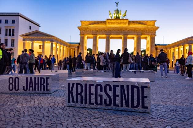 Berlin commemorates 80 years since the end of the Second World War, A new exhibition in front of the Brandenburg Gate in Berlin commemorates the end of the Second World War 80 years ago The show sheds light on the last days of the war, the capitulation and the immediate consequences for Germany and Europe Historical documents