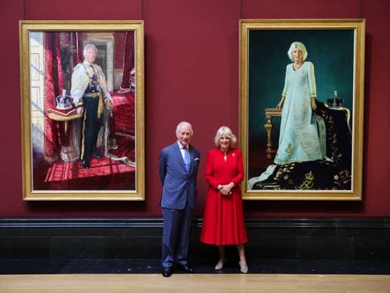 Bilder des Jahres 2025, Entertainment 05 Mai Entertainment Themen der Woche KW19 Entertainment Bilder des Tages King Charles III And Queen Camilla Visit The National Gallery LONDON, ENGLAND - MAY 06: King Charles III and Queen Camilla pose with their official Coronation State Portraits during a visit to The National Gallery on May 06, 2025 in London, England. To mark the second anniversary of their Coronation, The King and Queen will unveil their official Coronation State Portraits by Peter Kuhfeld and Paul S. Benney, now part of The Royal Collection. The portraits will be revealed in the Central Hall, followed by the reopening of the refurbished Sainsbury Wing. Their Majesties will then tour the space and meet participants in the gallery s outreach education programme., Credit:Chris Jackson Avalon United Kingdom, England, London, The National Gal Copyright: xChrisxJacksonx xAvalonx 0995695940