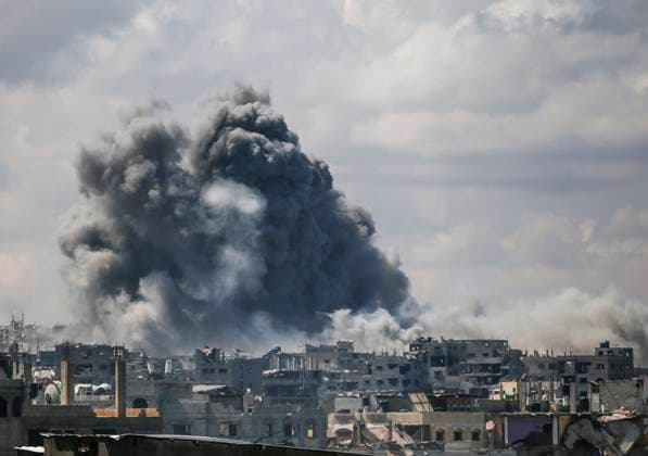 Bilder des Jahres 2025, News 05 Mai News Themen der Woche KW19 News Bilder des Tages (250506) -- GAZA, May 6, 2025 -- Smoke rises following an Israeli airstrike in Gaza City, on May 6, 2025. Gaza s health authorities said on Tuesday that 2,507 Palestinians had been killed and 6,711 wounded since the resumption of Israeli strikes, bringing the total death toll since the war began in October 2023 to 52,615, with 118,752 injured. (Photo by Xinhua) MIDEAST-GAZA CITY-ISRAEL-AIRSTRIKES MahmoudxZaki