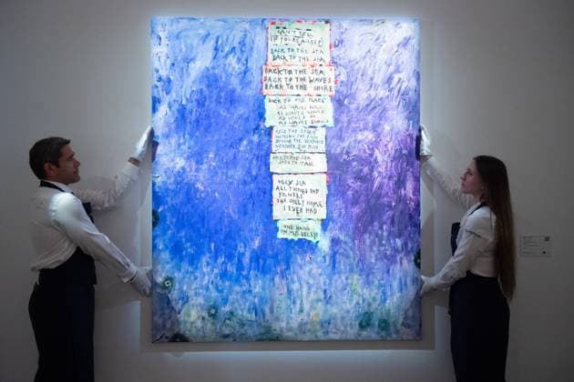 Bilder des Jahres 2025, Entertainment 05 Mai Entertainment Themen der Woche KW19 Entertainment Bilder des Tages Sotheby s Art For Your Oceans Exhibition - Sotheby s, London Art handlers hold As Waves Would (2025) by Daisy Parris at Sotheby s Art For Your Oceans Exhibition, an exhibition raising funds for WWF UK s ocean conservation efforts which runs from 07 May 2025 to 15 May 2025 - Sotheby s in London, England, UK on Wednesday 7 May, 2025., Credit:Justin Ng Avalon UK, England, London, Sotheby s Copyright: xJustinxNgx xAvalonx 0996164740