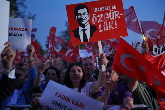 Türkei, Demonstration zur Unterstützung von Ekrem Imamoglu in Istanbul May 7, 2025, Fatih, Istanbul, Turkey: Supporters of Istanbul Mayor Ekrem Imamoglu, hold Turkish flags and placards reading Freedom for Imamoglu during a rally to protest against the arrest of Istanbul Mayor Ekrem Imamoglu as part of a corruption investigation, in front of Istanbul University in Istanbul onÃ‚ May 7,Ã‚ 2025. Fatih Turkey - ZUMAu194 20250507_zip_u194_002 Copyright: xTolgaxUluturkx