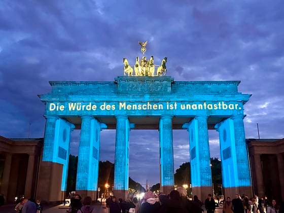 08 05 2025, Brandenburg Gate in Berlin, will be illuminated for the 80th anniversary of the end of World War 2, Berlin Germany, Germany