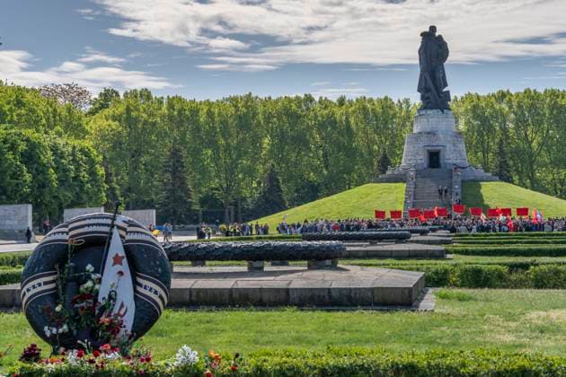 On 9 May 2025, visitors from the republics of the former Soviet Union and from Berlin will honor the fallen Soviet soldiers at the Soviet Memorial in Berlin Treptow