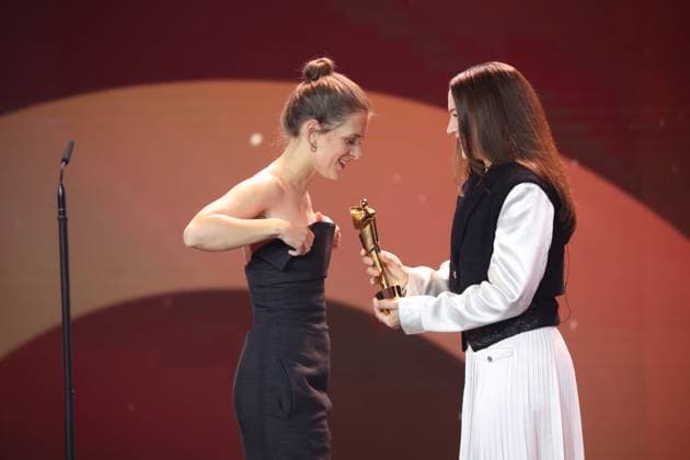 Hannah Herzsprung laudator and Liv Lisa Fries Â- IN LIEBE, EURE HILDE BESTE WEIBLICHE HAUPTROLLE at the GERMAN FILM AWARD 2025 ceremony in Berlin Copyright: xEventpressxFuhrx