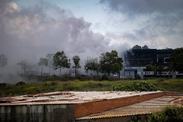Bilder des Jahres 2025, News 05 Mai News Themen der Woche KW19 News Bilder des Tages Spanien, Brand in Chemiewerk in Vilanova bei Barcelona Confined several municipalities after a fire with toxic cloud in Vilanova i la Geltrú Barcelona The toxic cloud caused by the fire, on May 10, 2025, in Vilanova i la Geltrú, Barcelona, Catalonia Spain A fire in a chemical company in Vilanova i la Geltrú has caused a toxic cloud that has forced to confine this municipality and four others Sant Pere de Ribes, Cubelles Barcelona , Cunit and Calafell Tarragona Citizens have received an alert on their cell phones early in the morning and will receive another alert when the confinement is over The fire is in the stabilization phase and firefighters have stopped the spread to neighboring warehouses 10 MAY 2025 CONFINEMENT MUNICIPALITIES FIRE CHEMICAL TOXIC Kike Rincó Vilanova i la Geltru, Barcelo Copyright: xx 6710982