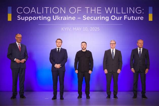 Bilder des Jahres 2025, News 05 Mai News Themen der Woche KW19 News Bilder des Tages From left to right: Federal Chancellor of Germany Friedrich Merz, President of France Emmanuel Macron, President of Ukraine Volodymyr Zelenskyy, Prime Minister of the United Kingdom Keir Starmer, and Prime Minister of Poland Donald Tusk are pictured in Kyiv, Ukraine, on Saturday, May 10, 2025, during a summit of the Coalition of the Willing. Zelenskyy brought together the four heads of state and government to campaign for a 30-day ceasefire with Russia. Photo via Ukrainian Presidential Press Office WAX2025051016 UKRAINIANxPRESIDENTIALxPRESSxOFF