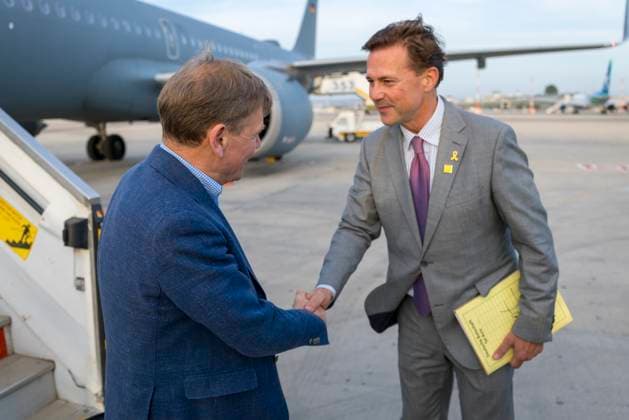 Johann Wadephul CDU , Federal Foreign Minister, travels to Israel and the Palestinian Territories Here on arrival at the airport in Tel Aviv with the German Ambassador Steffen Seibert Tel Aviv, 10 05 2025 Photographed on behalf of the Federal Foreign Office Tel Aviv Israel Copyright: xThomasxImo AAx