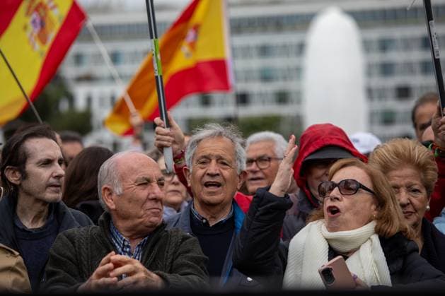 May 10, 2025, Madrid, Spain: Protesters chant slogans during a demonstration. Demonstration organized by the Platform for Constitutional Spain with the slogan For the dignity of Spain. Sanchez resigns, elections now held in Madrid s Plaza de Colon. Madrid Spain - ZUMAs197 20250510_aaa_s197_254 Copyright: xDavidxCanalesx