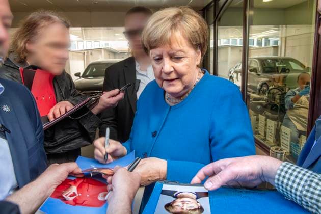 Angela Merkel, former German Chancellor, signs autographs for waiting fans, after her reading at Hugendubel, Munich, May 12, 2025 Germany, Munich, May 12, 2025, Angela Merkel, 70, German Chancellor from 2005 2021, CDU, signs autographs for waiting fans, signs portrait photos, after a reading at the bookstore Hugendubel am Stachus, Bavaria, Bavarian,