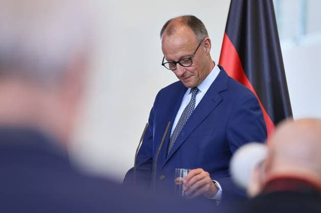 Berlin, Germany, 13 05 2025 Federal Chancellery Reception of the Greek Prime Minister by the German Chancellor Federal Chancellor Friedrich Merz CDU holds a glass of water in his hand Copyright: xdtsxNachrichtenagenturx dts_66732