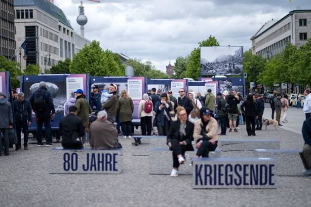 Visitors at the open air exhibition to mark the 80th anniversary of the victory over National Socialism at the Brandenburg Gate in Berlin Visitors at the open air exhibition to mark the 80th anniversary of the victory over National Socialism at the Brandenburg Gate in Berlin snapshot photography K M Krause