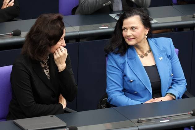 Dorothee Bär, Federal Minister for Research, Technology and Space, CSU, Gitta Connemann, Parliamentary State Secretary at the Federal Ministry for Economic Affairs and Energy, CDU, on the government bench in the German Bundestag, DEU, Berlin, 16 05 2025