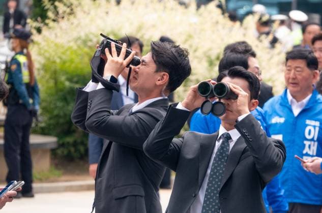 Bilder des Jahres 2025, News 05 Mai News Themen der Woche KW21 News Bilder des Tages Presidential Election Campaign, May 19, 2025 : Policemen keep watch on possible attack at a campaign site of Lee Jae-Myung, the presidential candidate of the liberal Democratic Party, in Seoul, South Korea. Lee is leading opinion polls by wide margins in the presidential race for the June 3 election, which will decide the successor to ex-President Yoon Suk-Yeol, who was ousted over a failed martial law bid. , aflo_291060217.jpg,