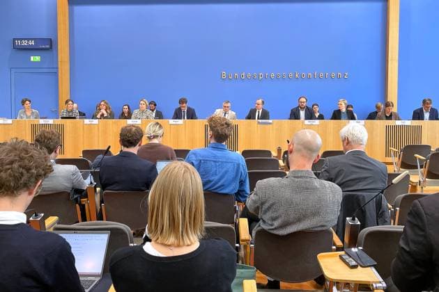 Berlin, Germany, 19 05 2025 Federal Press Conference Government Press Conference L R including Bettina Böhm BMFTR , Annika Einhorn BMWE , Miriam Wetter BMF , Natalie Jenning BMVg , Christian Wagner AA , Stefan Kornelius BPA , Tim Szent Ivanyi BPK , Lars Harmsen BMI , Veronika Maier BMJV , Simone Prühl BMAS Copyright: xdtsxNachrichtenagenturx dts_67732