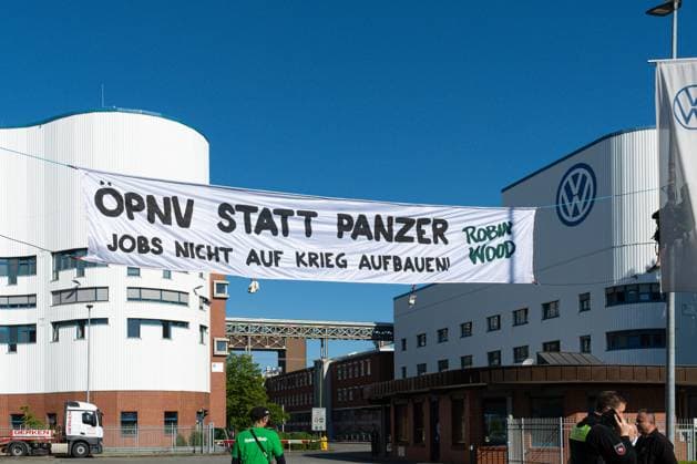Osnabrück, Germany 19 May 2025 In the picture Activists from Robin Wood, started an action in front of the Volkswagen plant in Osnabrück today, Monday The motto was Public transport instead of tanks Dont build jobs on war VW Volkswagen plant Lower Saxony Copyright: xFotostandx xKippx