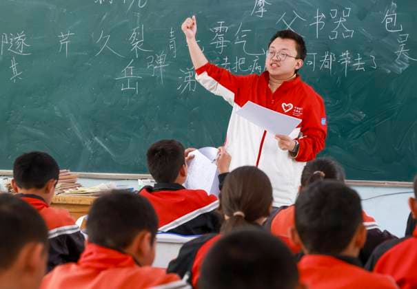 (250520) -- ARTUX, May 20, 2025 -- Volunteer teacher Yan Zefeng gives a class at the primary school of Sheyit Village in Karajol Township under Artux City, Kizilsu Kirgiz Autonomous Prefecture, northwest China s Xinjiang Uygur Autonomous Region, April 23, 2025. TO GO WITH Feature: Volunteer teachers illuminate classrooms in rural Xinjiang ) CHINA-XINJIANG-ARTUX-VOLUNTEER TEACHERS (CN) WangxFei 