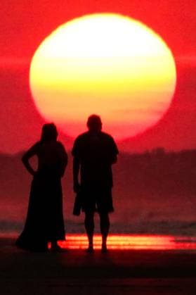 May 20, 2025, Isle Of Palms, Sc, United States: A couple, silhouetted by the sunrise watches as the sun climbs over the horizon at Front Beach, May 20, 2025 in Isle of Palms, South Carolina. Isle Of Palms United States - ZUMAe02_ 20250520_zaf_e02_004 Copyright: xRichardxEllisx