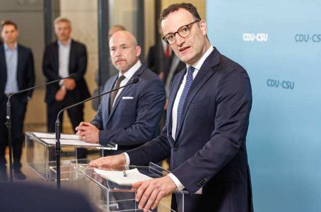 Statement before the parliamentary group meeting of the CDU CSU Jens Spahn, parliamentary group leader of the CDU CSU and Alexander Hoffmann in the Bundestag, speaks during a statement before the parliamentary group meeting on 20 05 25 in Berlin Berlin Berlin Germany Reichstag