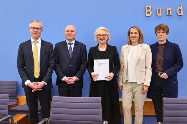Berlin, Germany, 21 05 2025 Federal Press Conference Presentation of the Spring Report 2025 of the German Council of Economic Experts The German Council of Economic Experts, L R Martin Werding, Achim Truger, Monika Schnitzer, Ulrike Malmendier, Veronika Grimm Copyright: xdtsxNachrichtenagenturx dts_68059
