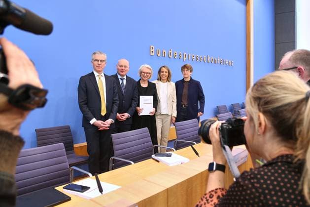 Berlin, Germany, 21 05 2025 Federal Press Conference Presentation of the Spring Report 2025 of the German Council of Economic Experts The German Council of Economic Experts, L R Martin Werding, Achim Truger, Monika Schnitzer, Ulrike Malmendier, Veronika Grimm Copyright: xdtsxNachrichtenagenturx dts_68060
