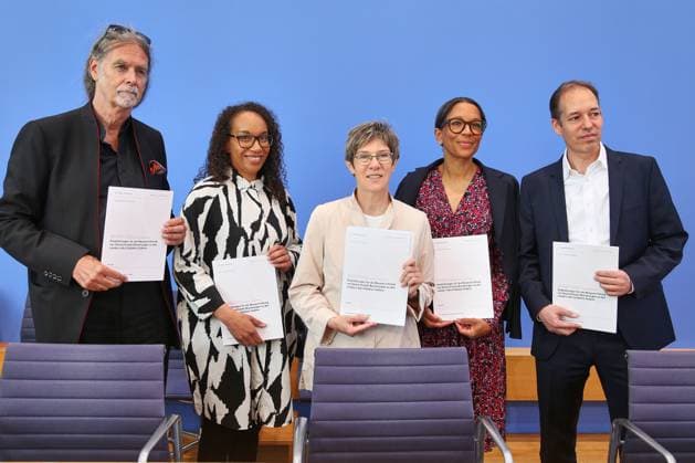 Berlin, Germany, 21 05 2025 Federal Press Conference Presentation of the final report of the Commission World in Transition Germany and the Global South L R Walter Lindner, Maria Yassin Jah, Annegret Kramp Karrenbauer, Janina Kugel and Michael Krake Copyright: xdtsxNachrichtenagenturx dts_68064