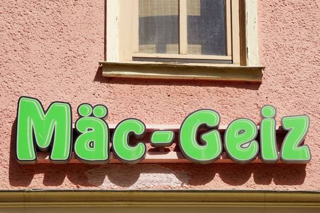Mäc Avarice, Company logo, illuminated advertising to a House wall, German Non Food Discounter 1131602962
