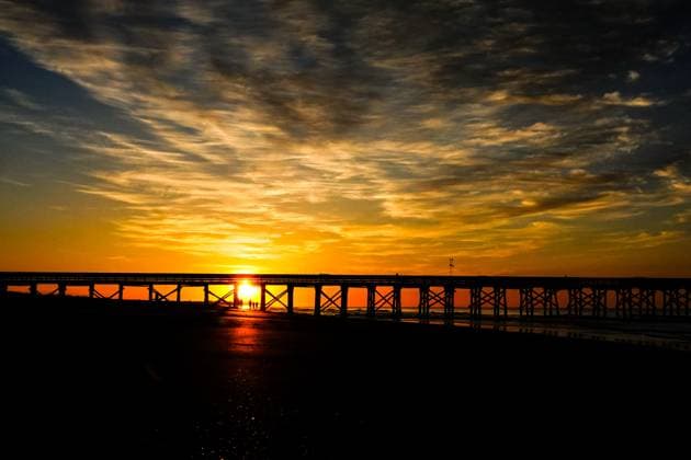 May 22, 2025, Isle Of Palms, Sc, United States: A dramatic sunrise bursts over the Isle of Palms pier along Front beach, May 22, 2025 in Isle of Palms, South Carolina. Isle Of Palms United States - ZUMAe02_ 20250522_zaf_e02_007 Copyright: xRichardxEllisx