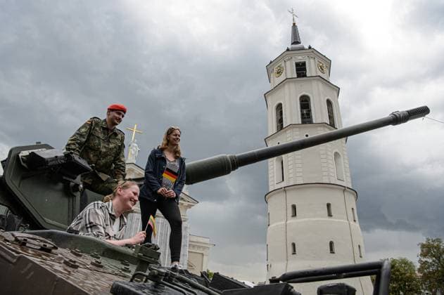 German Armored Brigade inauguration in Vilnius - 22 May 2025 Passers-by climb on a Bundeswehr PzH 2000 self-propelled howitzer during the inauguration ceremony of German brigade at Cathedral Square. The German 45th Armored Brigade Lithuania was officially inaugurated at a ceremony held at Cathedral Square in Vilnius, with the participation of German Federal Chancellor Friedrich Merz, German Defence Minister Boris Pistorius, Lithuanian President Gitanas Naus?da, and Lithuanian Defence Minister Dovil? äakalien?. Established in Lithuania on 1 April 2025, the brigade is projected to comprise around 5,000 Bundeswehr soldiers and civilian staff, with full combat readiness expected by 2027. Vilnius Lithuania Copyright: xYauhenxYerchakx xSOPAxImagesx german_brigade_inauguration_6307